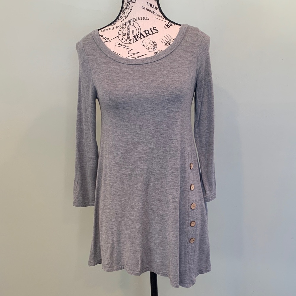 Emerald Women’s Small 3/4 Sleeve Gray Tunic Top with Button Accents